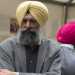 Tra di loro c Hardev:  un uomo alto, ha i baffi e una lunga barba grigia e indossa un turbante di color giallo chiaro ha 58 anni, abita a Gioia del Colle e oltre a lavorare in campagna (cosa che faceva anche in India) cerca di guadagnarsi da vivere facendo le pulizie